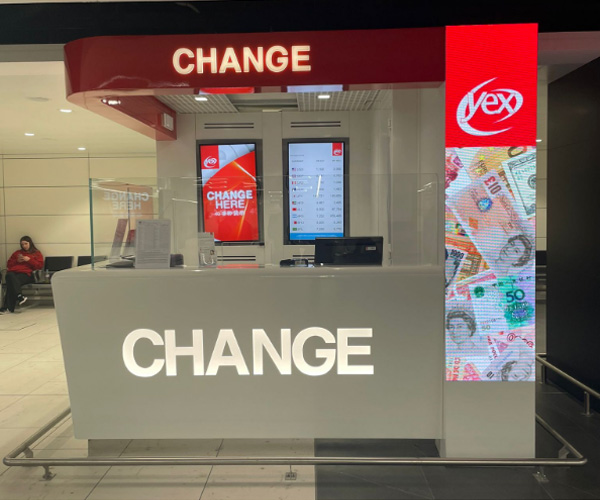 yex CHANGE agency in the Reclaim 2 area of ​​Fiumicino airport, with currency exchange counter and digital screens for up-to-date exchange rates