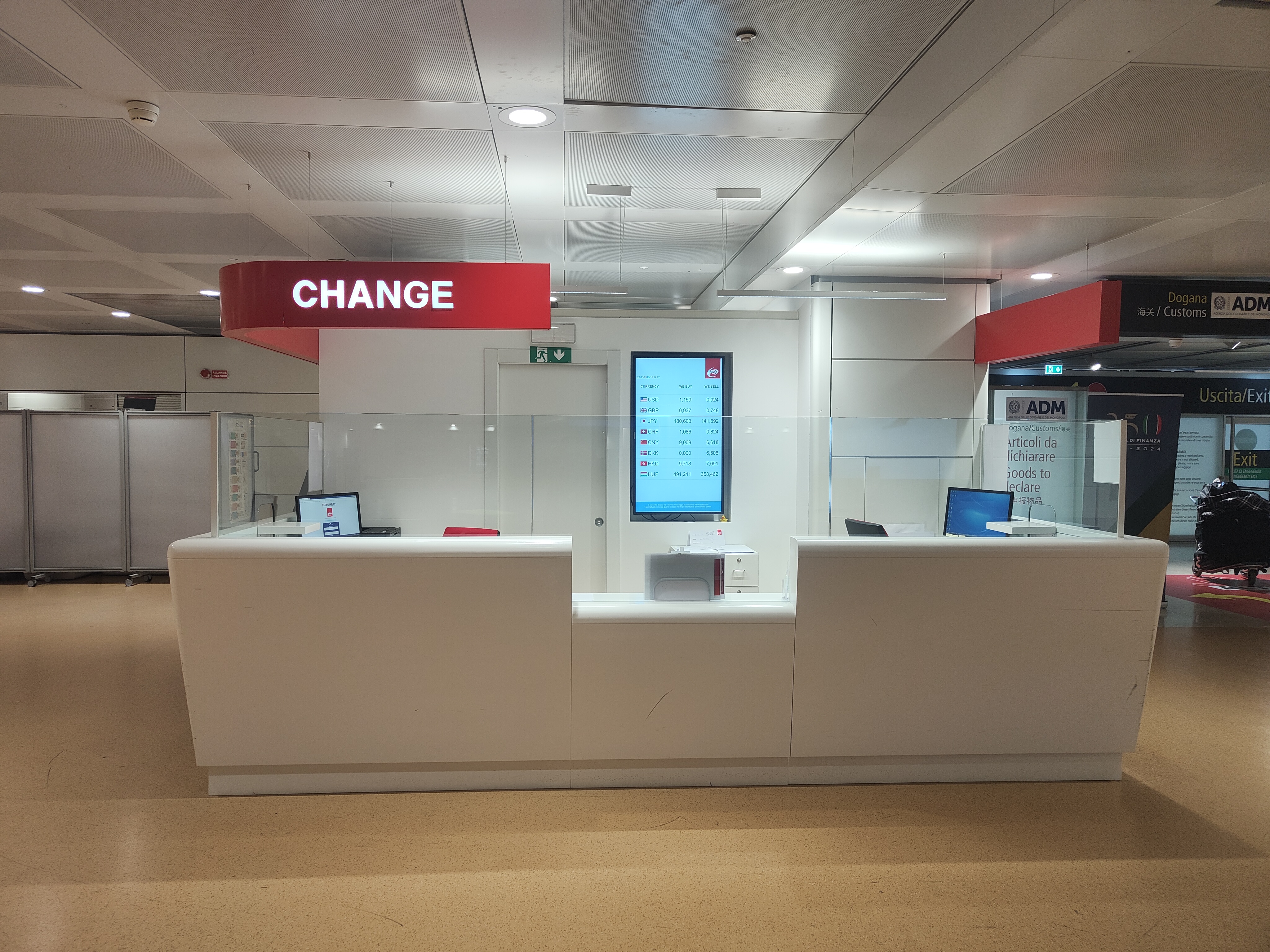 Front view of the yex Change agency at the airside arrivals area of ​​Venice airport
