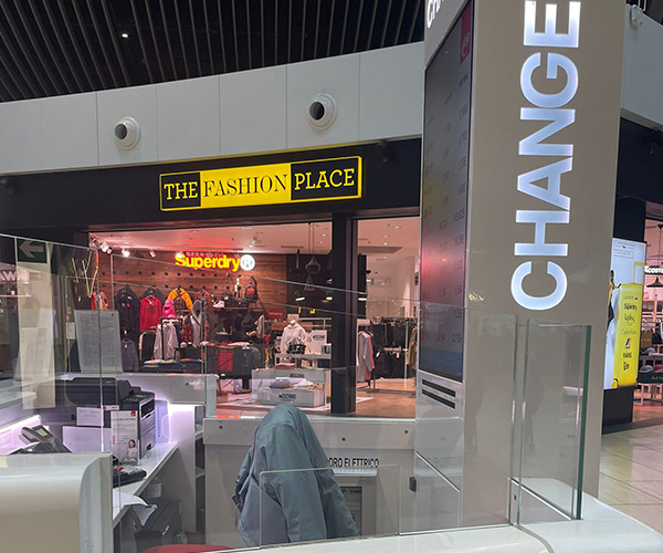 Image showing the yexChange agency at forebuilding of Fiumicino Airport.