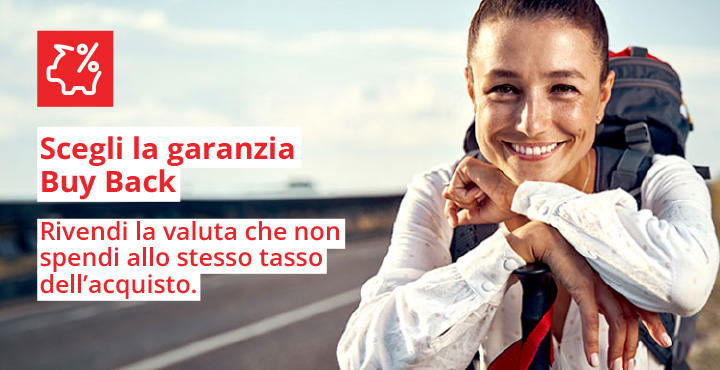 Giovane donna con zaino durante una pausa del cammino e testo "Scegli la garanzia Buy-back: rivendi la valuta che non spendi allo stesso tasso dell'acquisto"